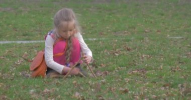 Ahşap sopa bir kule inşa etmek kız çalışır