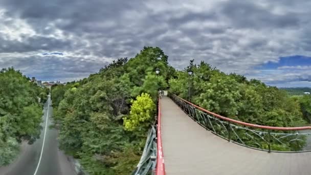 A ponte do parque em Kiev, entre o parque verde — Vídeo de Stock