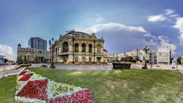 Ópera Nacional de Kiev. Macizo de flores — Vídeos de Stock