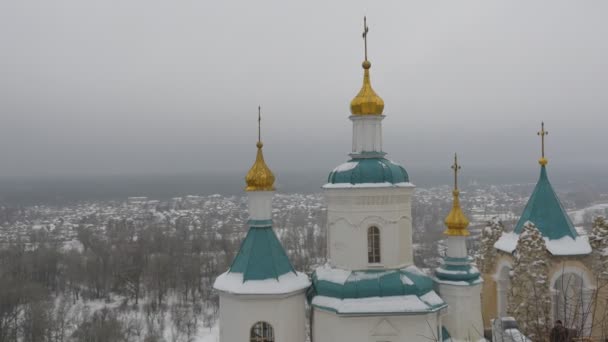 Kuppeln und Kreuze eines orthodoxen Tempels. — Stockvideo