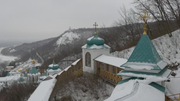 Верхній вид Святогірської Свято-Успенської Лаври взимку. — стокове відео