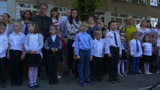 Eltern haben ihre Kinder ins Stadion der Schule Nr. 2 geführt — Stockvideo