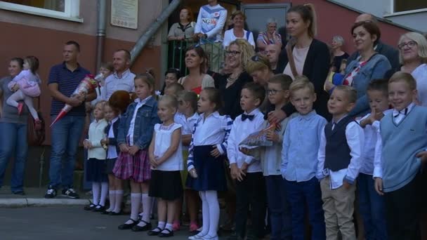 Schüler der ersten Klassen stehen auf einem Platz — Stockvideo