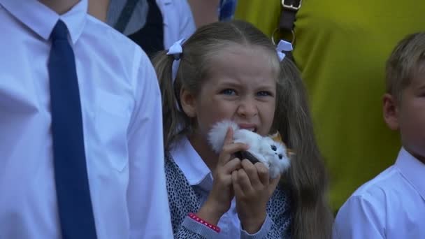 Das kleine Mädchen hält ein Spielzeug in der Hand — Stockvideo