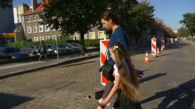 Anne genç kızının elini tutar
