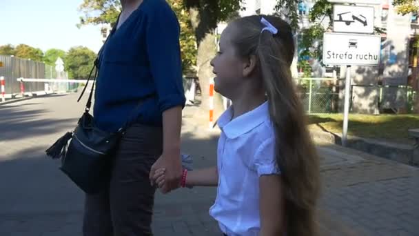 Skolflicka i första klass håller Hand mor — Stockvideo