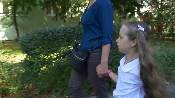Het kleine meisje loopt op de woonwijken met de moeder — Stockvideo