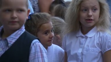 İlk sınıflar, öğrencilerin grup Kent Meydanı ziyaret etti