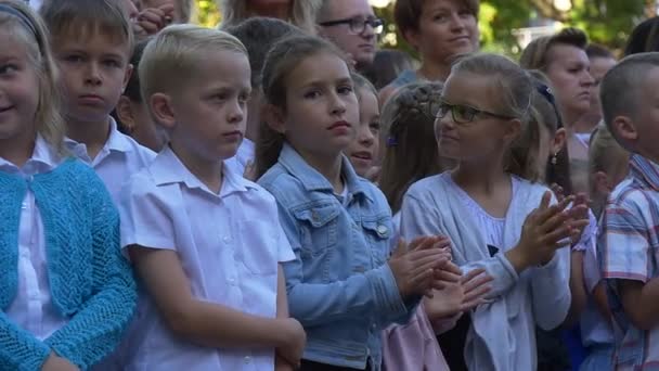 Les enfants et leurs parents sont venus sur le stade de l'école No2 — Video