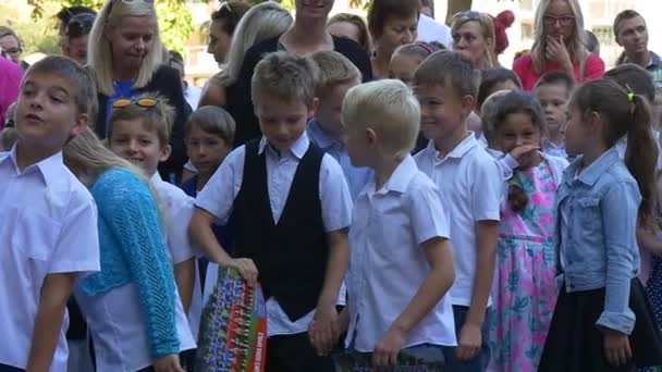 Leerlingen van de eerste klassen werden gebouwd in een rang — Stockvideo