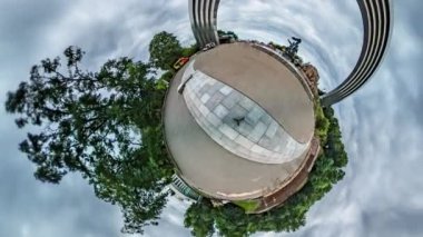 Küçük küçük gezegen 360 derece. Dostluk Arch