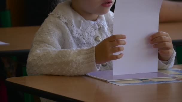 Mädchen in einer schönen Schuluniform gekleidet — Stockvideo