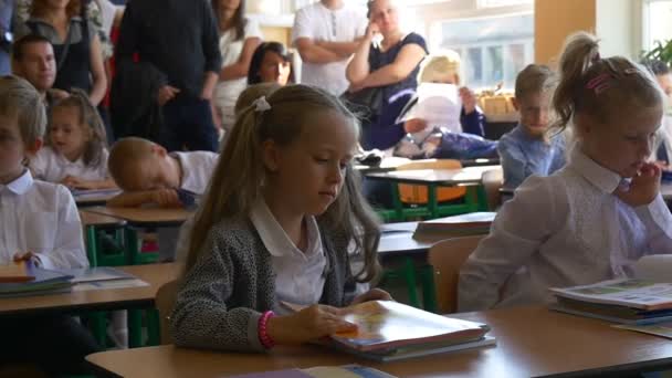 Schüler haben von ihrem Lehrer eine bunte Broschüre mit Bildern erhalten — Stockvideo