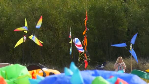 Visitantes del Festival de Cometas Caminan en una Playa del Mar Báltico — Vídeo de stock