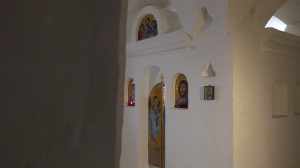 Interno della Chiesa cretacea ucraina a Svyatogorsk . — Video Stock