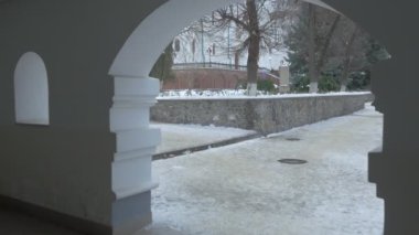 Dormition yapraksız ağaçları ile çevrili Katedrali.