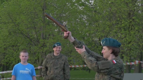 Opole Polsko Května 2016 Žena Vystřelí Vzduchu Výběr Dne Vlajek — Stock video