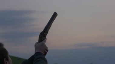 Opole, Polonya - 02 Mayıs 2016: Silahın hedefi Gece Gökyüzü. Silahlı Adam 'ın Kolu, ateş etmeye hazırlanıyor. Ateşlemeden önce silah görüntüsü. Yavaş Hareket