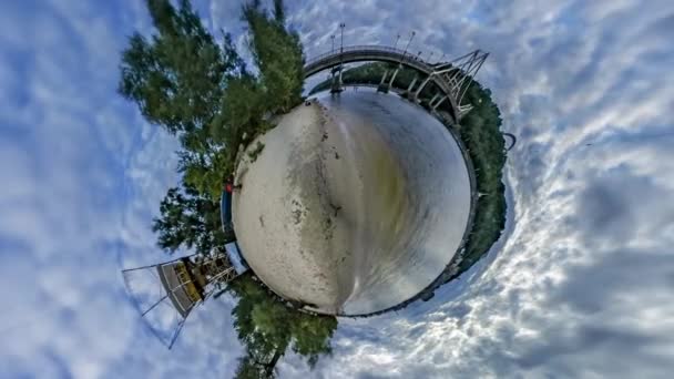 360 Graders Panorama Över Bron Över Floden Och Sandstranden — Stockvideo