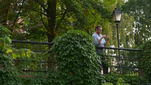 Muž stojí na Eminence kovového zábradlí a vysoká Lucerna — Stock video