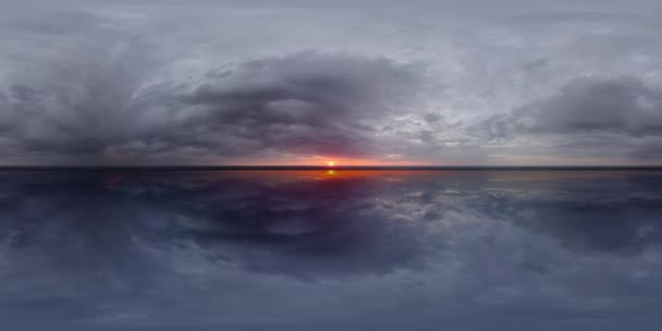 Panorama VR à 360 degrés du paysage nuageux au coucher ou au lever du soleil