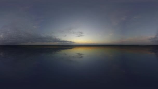 360 céu Big Lake Nuvens panorâmicas céu sem chão — Vídeo de Stock