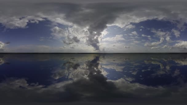 360 cielo Big Lake nubes panorámicas cielo sin suelo — Vídeo de stock