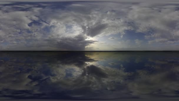 360 obloha Big Lake Panoramatické mraky obloha bez země — Stock video
