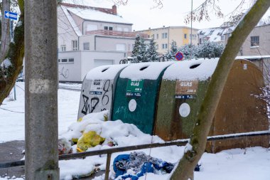 Şehir Mahallesi 'nde Karla Kaplanmış Cam Geri Dönüşüm Konteynerleri