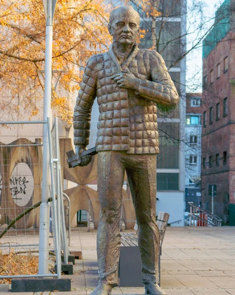 Dessau 'daki Rathausplatz' da Mikhail Gorbachev 'in bronz heykeli..