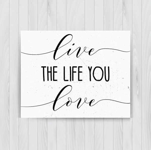 Sevdiğin Hayatı Yaşa. Kaligrafik vektör alıntısı. Beyaz ahşap arka plan . — Stok Vektör