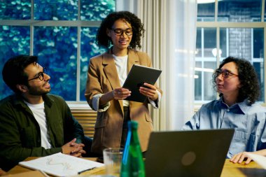Takım üyeleri yaratıcı fikirleri tartışarak çağdaş ve yenilikçi bir çalışma alanı içinde işbirliği içinde olurlar.