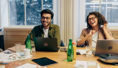 Hızlı Yaratıcı Senkronizasyon, Asyalı Ürün Tasarımcısı ve Siyah UX 'in yanında Gülen Meslektaşlar