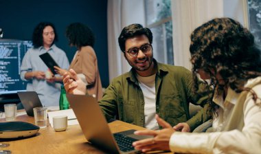 Dizüstü bilgisayarda kıdemsiz geliştiriciye rehberlik etmek, destekleyici etkileşim, pratik koçluk ve beceri