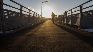Yaya Köprüsü'nde Günbatımı kadın siluet 