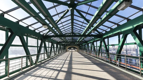 Pedestrain oceli most přes železniční — Stock fotografie