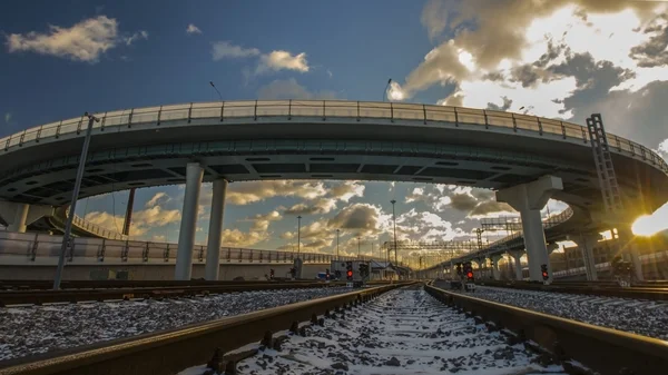 Křivka viadukt přes železniční — Stock fotografie