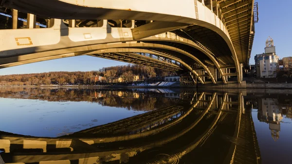 Деталі сталевого мосту та відображення у воді — стокове фото