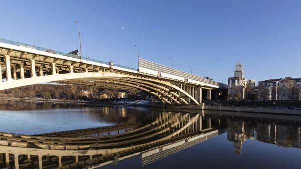 Çelik Köprü ve su yansıma ayrıntıları — Stok fotoğraf