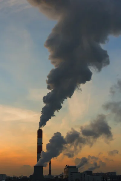 Schoorsteen rook van electriciteitscentrale vervuilde lucht — Stockfoto