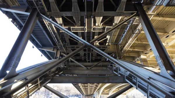 Podrobnosti o Ocelový most a odraz ve vodě řeky Moskvy — Stock fotografie