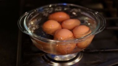 şeffaf cam kap içinde haşlanmış yumurta