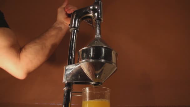 Förberedelse orange juice av chrom tryck på juicer — Stockvideo