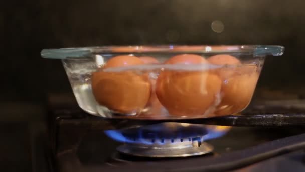 Huevos cocidos en maceta de vidrio transparente — Vídeo de stock