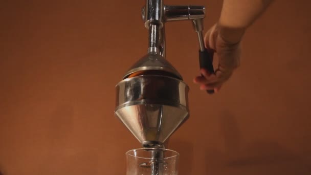 Zubereitung Orangensaft durch Chrompresse — Stockvideo