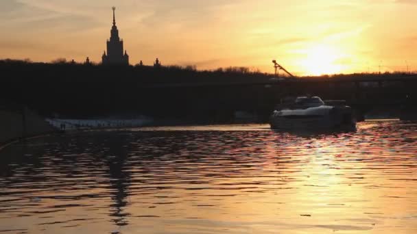 Solnedgång vid floden i stadslandskapet — Stockvideo