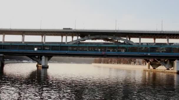 Metro bro över Moskva floden — Stockvideo