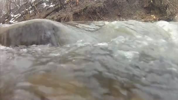 Strumień wody przez wczesną wiosną rzeki w mieście — Wideo stockowe