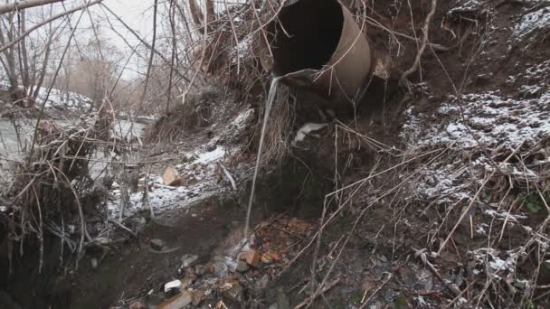 L'eau du tuyau rouillé polluer la rivière de la ville — Video