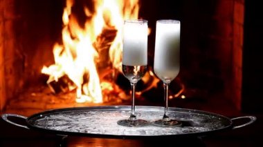 iki bardak şampanya ile alev arka plan üzerinde